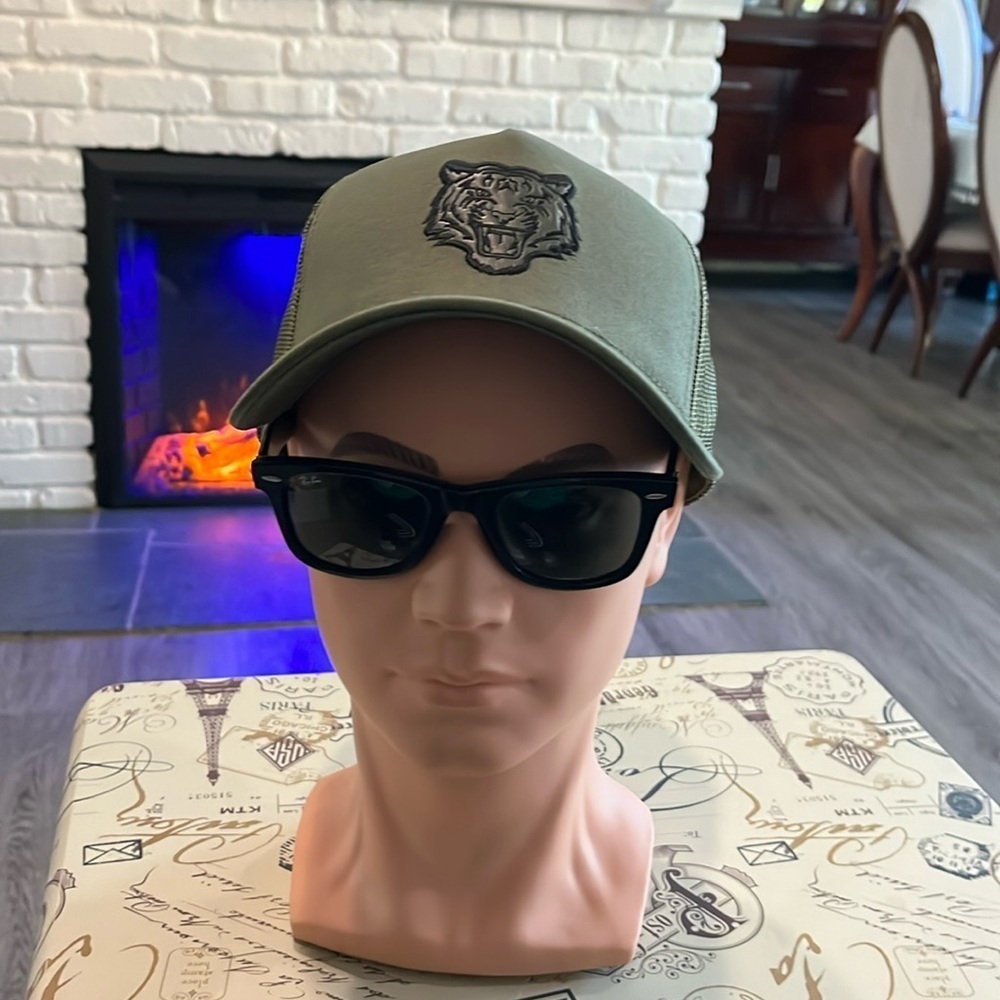 Men’s khaki trucker hat💙